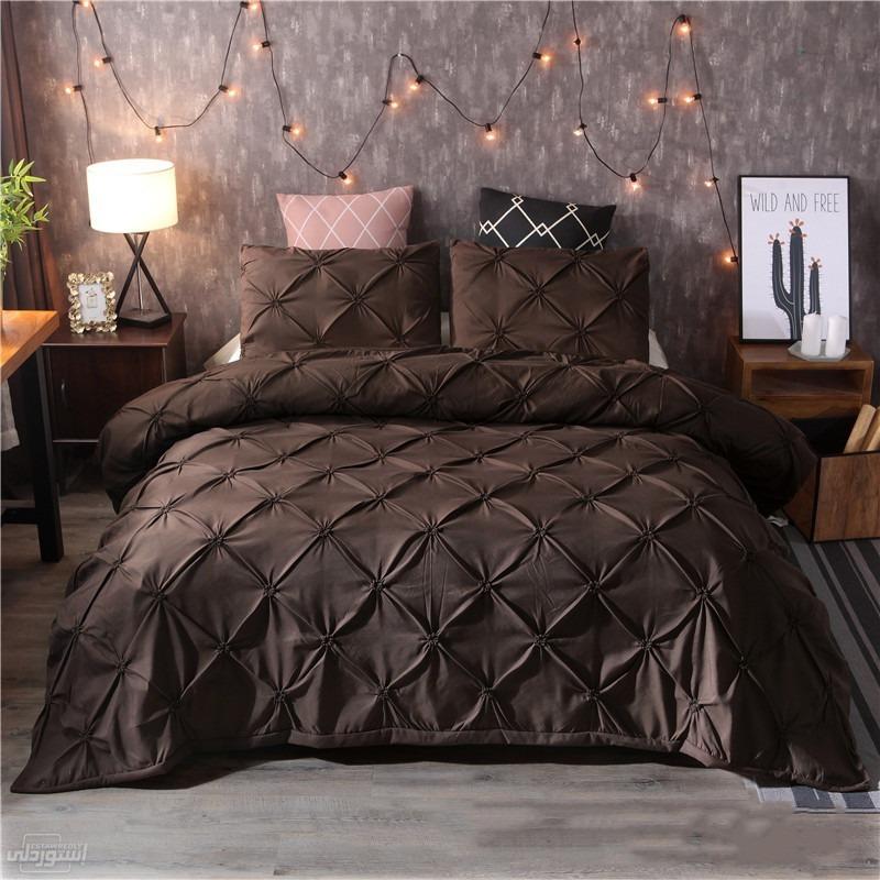 طقم سرير كامل خامة ممتازة بني اللون جودة عالية من القطن مطرز باشكال مربعات نوعية رفيعة