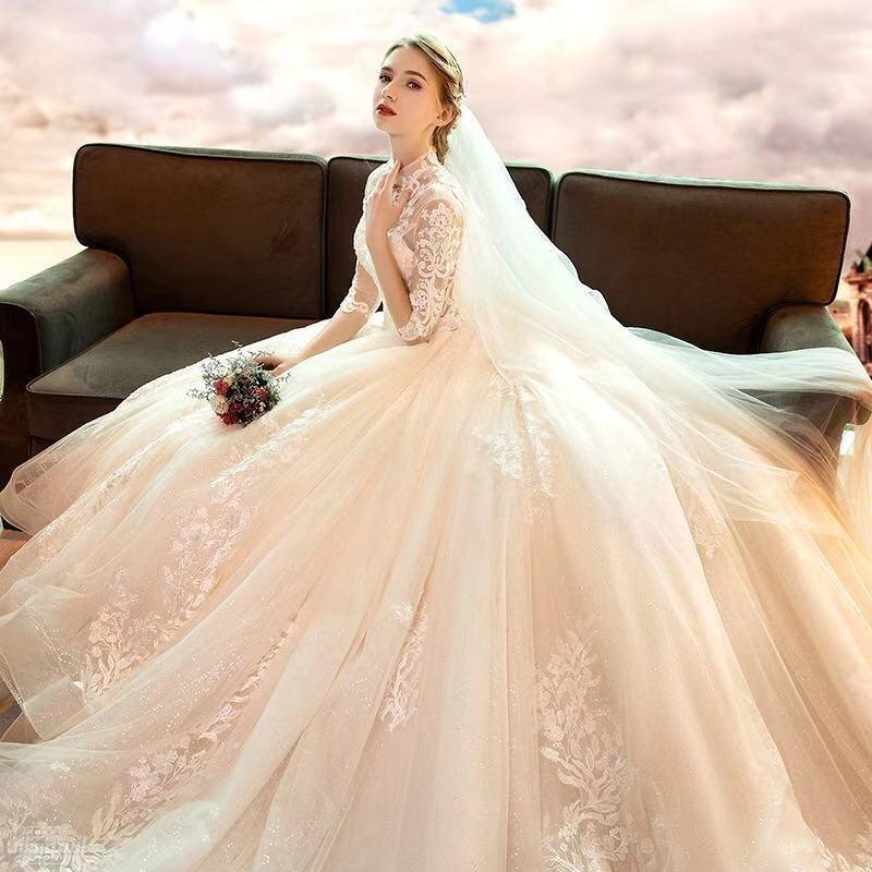فستان زفاف شفاف من أعلى يحتوى على أشكال وروسومات جميلة ومزخرف بالدانتيل 