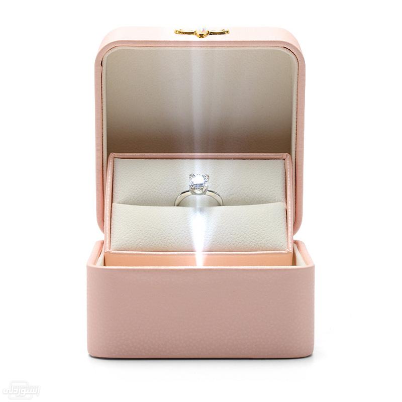 صندوق لحفظ المجوهرات مربع الشكل به ضوء بتصميمات حديثة بجودة عالية ذات لون وردي 