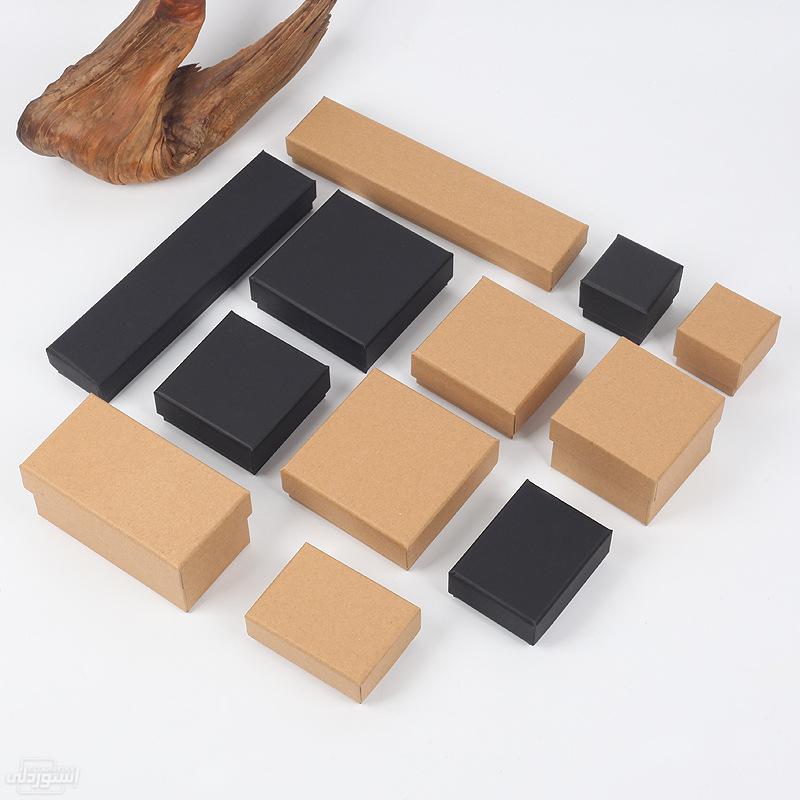 صندوق (علبة) مربعة الشكل ذات تصميمات مختلفة وجذابة بجودة عالية باحجام واشكال مختلفة سوداء اللون وبيج