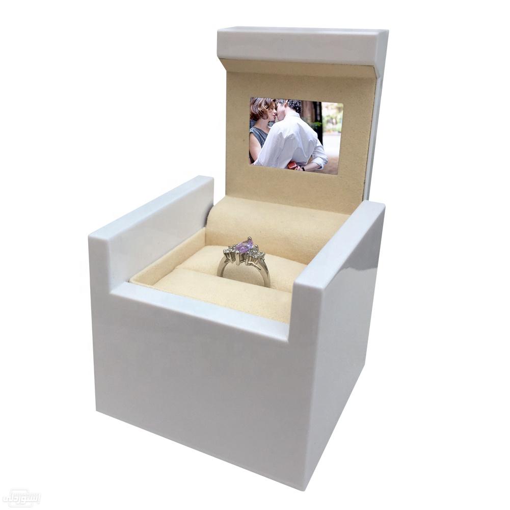 صندوق شيك وانيق لحفظ المجوهرات ذات تصميمات مربعة الشكل بجودة عالية بداخله مرأة 