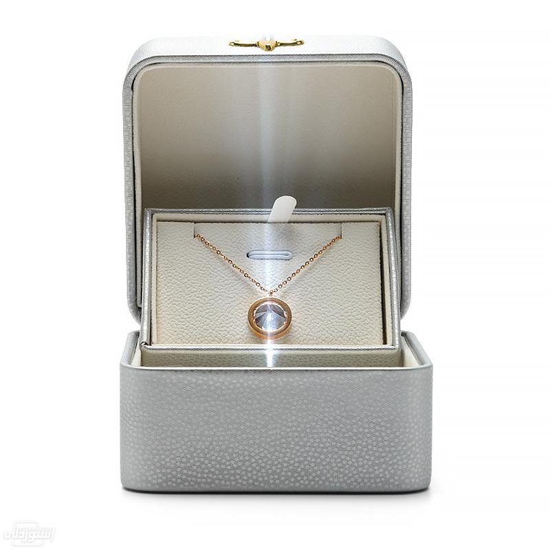 صندوق لحفظ المجوهرات مربع الشكل به ضوء بتصميمات حديثة بجودة عالية ذات لون رمادي 