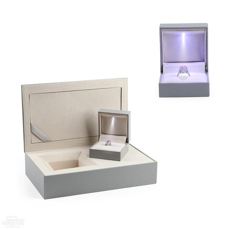 صندوق بداخله صندوق صغير بلاستيكي مع غطاء ورقي لحفظ المجوهرات ذات تصميمات جذابة بجودة عالية بشكل شيك وأنيق رمادي اللون 