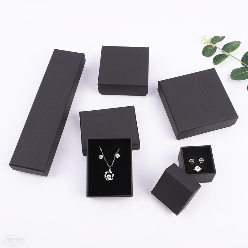 صندوق (علبة) مربعة الشكل ذات تصميمات مختلفة وجذابة بجودة عالية باحجام واشكال مختلفة سوداء اللون 