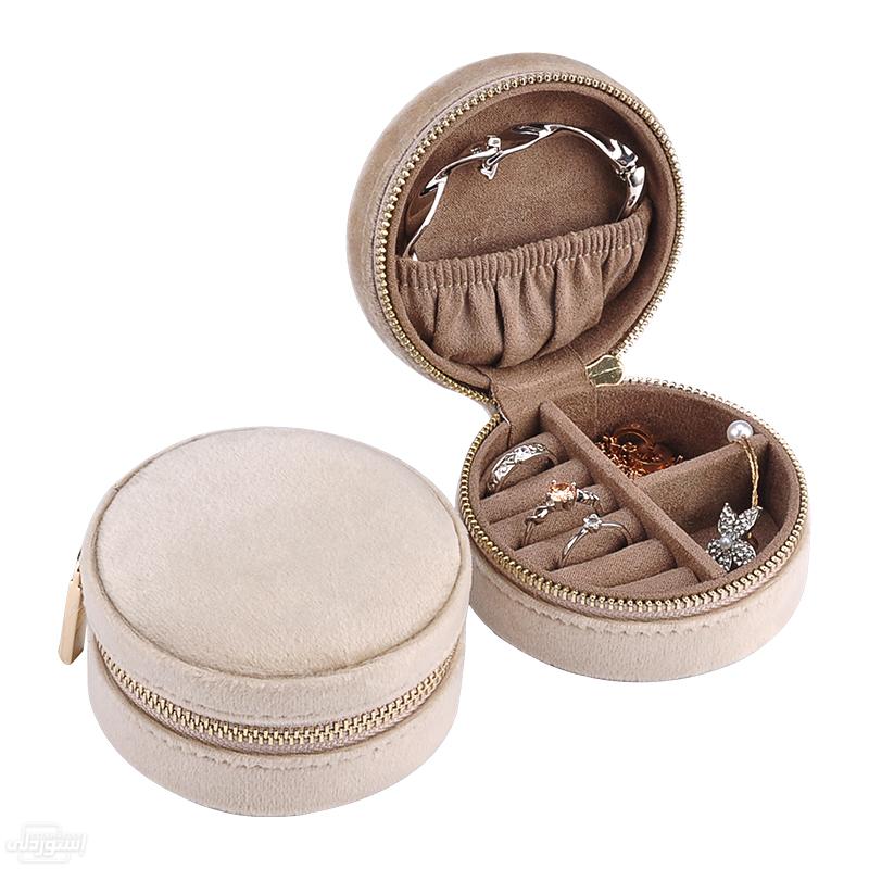 صندوق دائري بسوستا لحفظ المجوهرات ذات تصميمات خاصة وبجودة عالية  ابيض اللون 