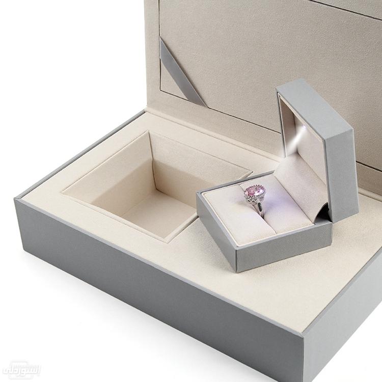 صندوق بلاستيكي مع غطاء ورقي لحفظ المجوهرات ذات تصميمات جذابة بجودة عالية بشكل شيك وأنيق رمادي اللون 