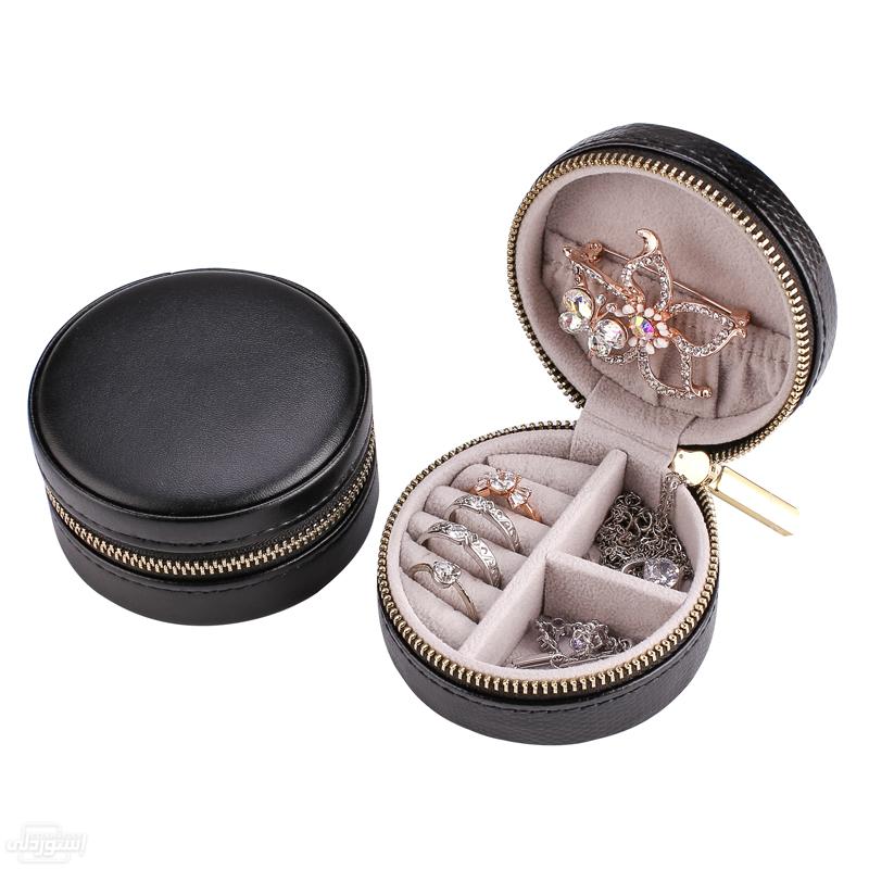 صندوق دائري من الجلد بسوستا لحفظ المجوهرات ذات تصميمات خاصة وبجودة عالية اسود اللون  