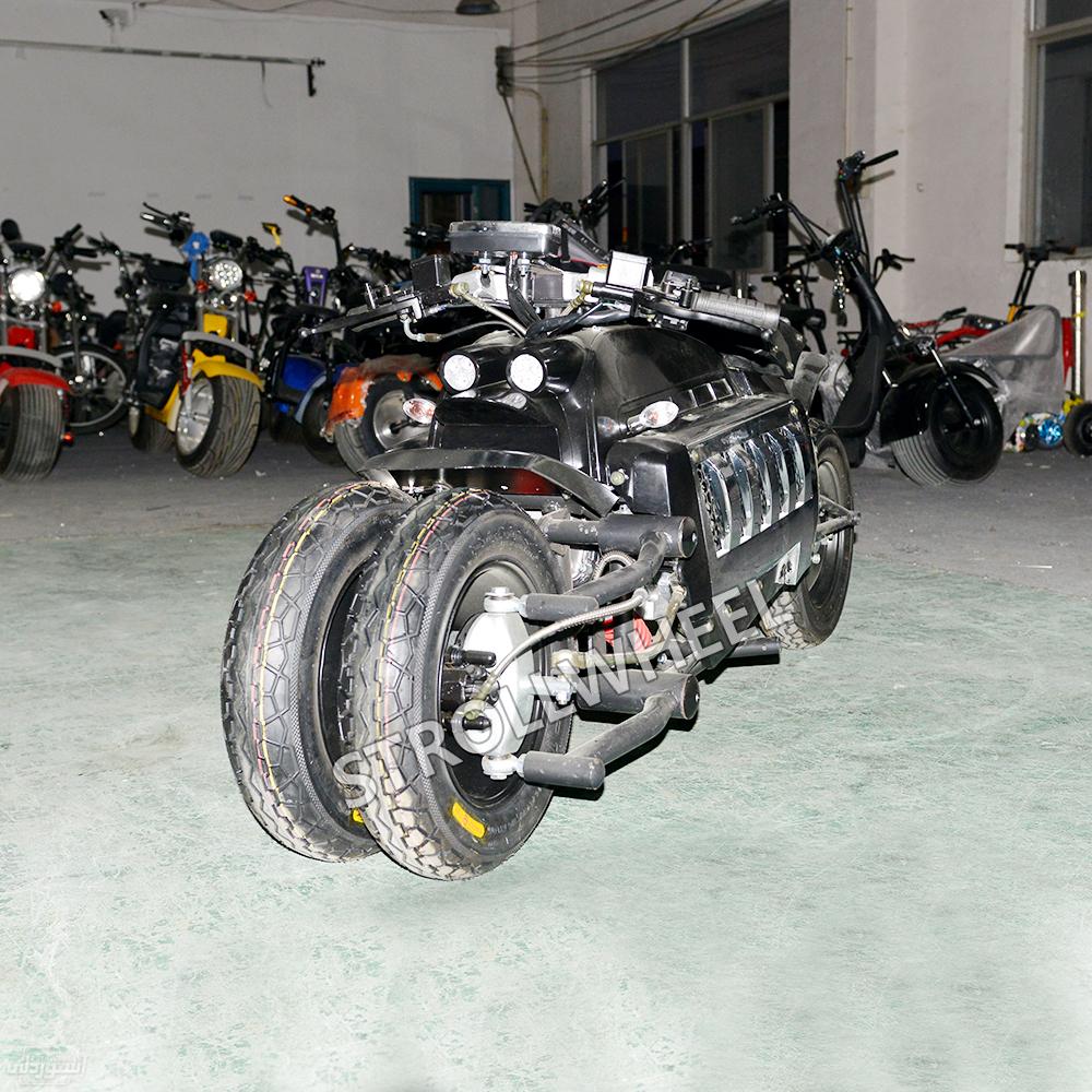 دراجة نارية ذات أربع عجلات بجودة عالية وتصميمات خاصة بالون الاسود