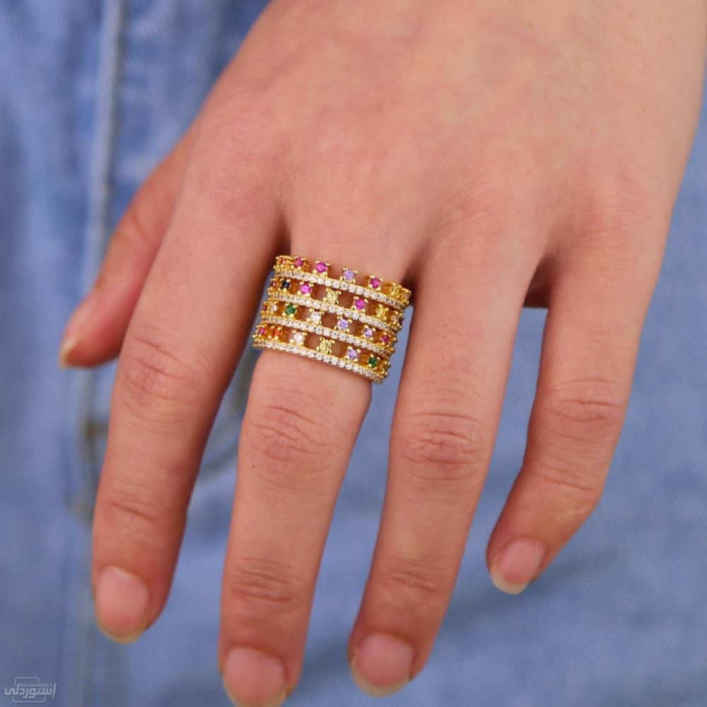 خاتم مطلي بالذهب مكون من عدة حلقات مرصة بالحجارة الملونة ذو تصميمات جذابة بجودة عالية تعطيك ثقة عالية 