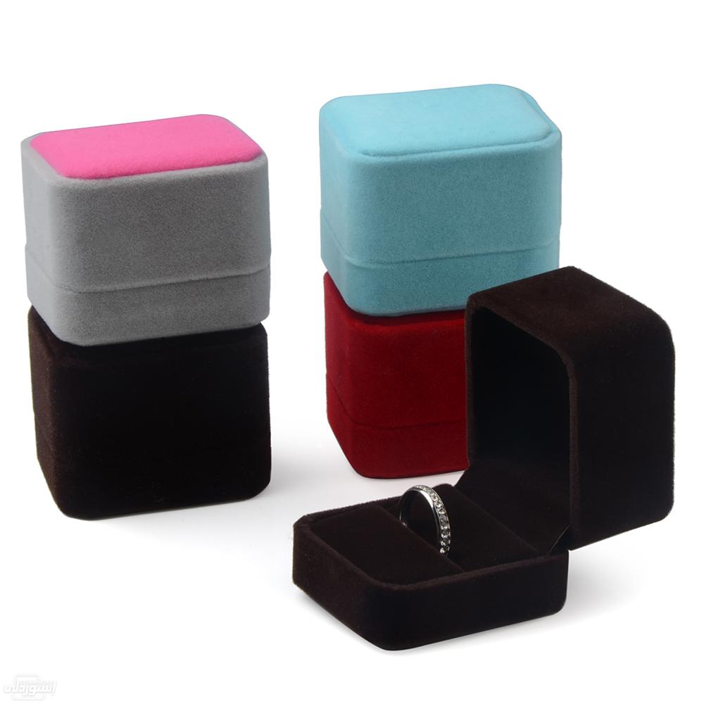 صندوق (علبة) مربعة الشكل ذات تصميمات مختلفة وجذابة بجودة عالية بالوان متعددة 