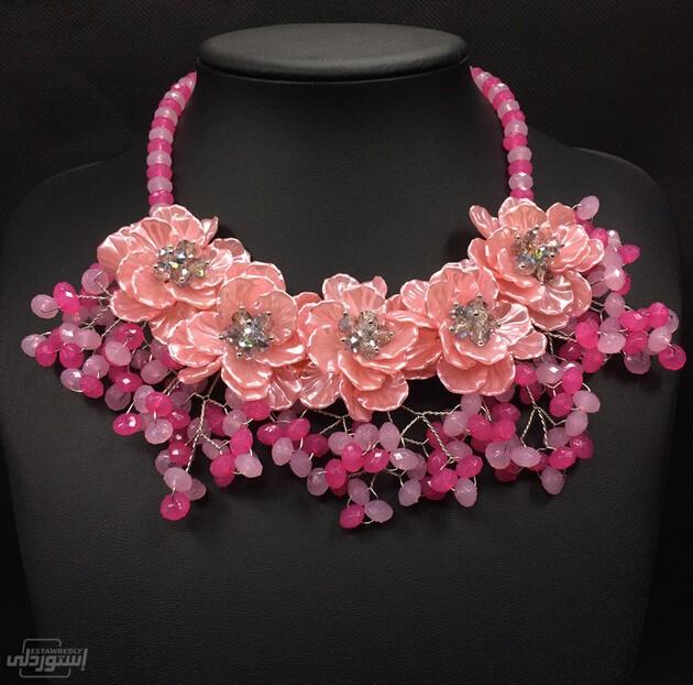 عقد من الخرز الوردي وعليه شكل وورود نوعية رفيعة تصاميم عصرية 