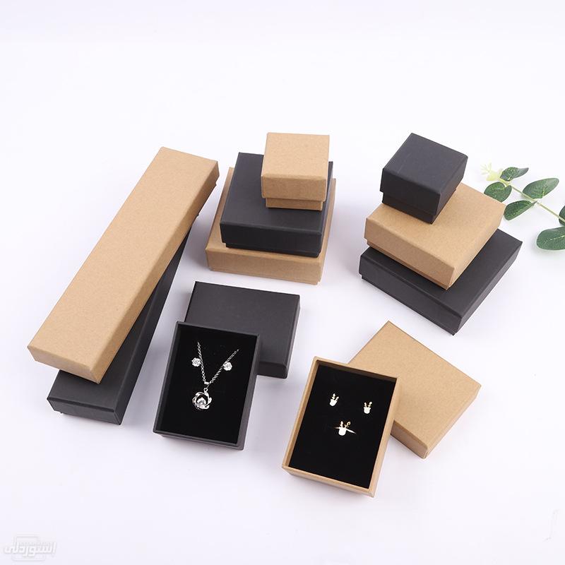 صندوق (علبة) مربعة الشكل ذات تصميمات مختلفة وجذابة بجودة عالية باحجام واشكال مختلفة مصنوعة من الورق 