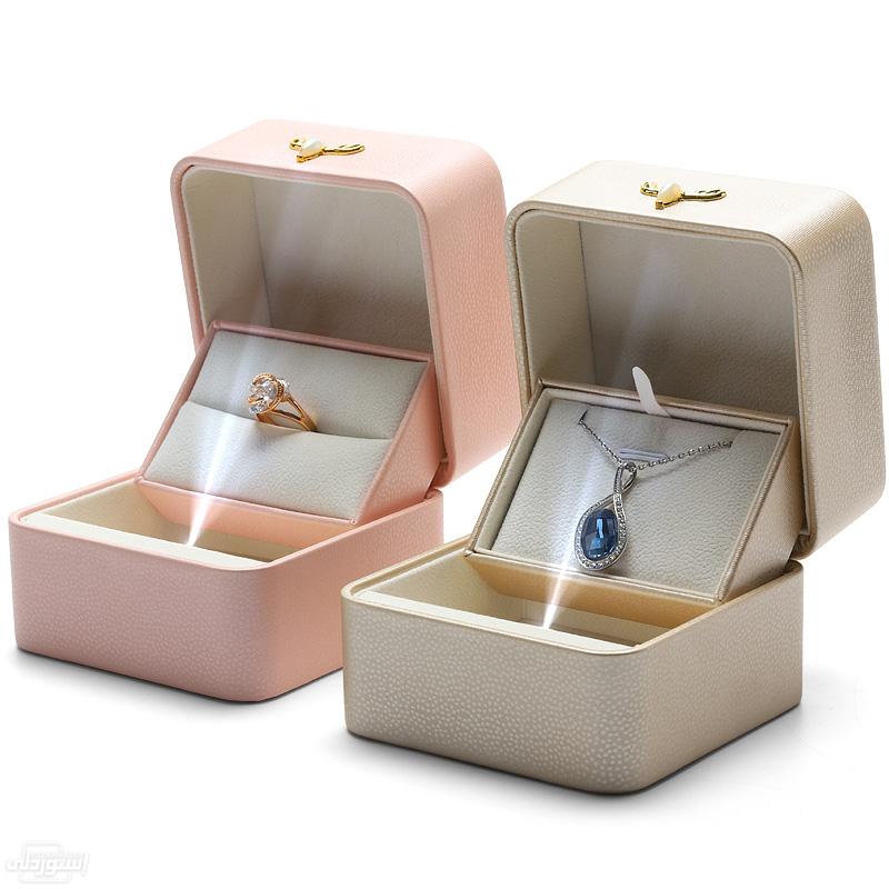 صندوق لحفظ المجوهرات مربع الشكل به ضوء بتصميمات حديثة بجودة عالية بالوان مختلفة 