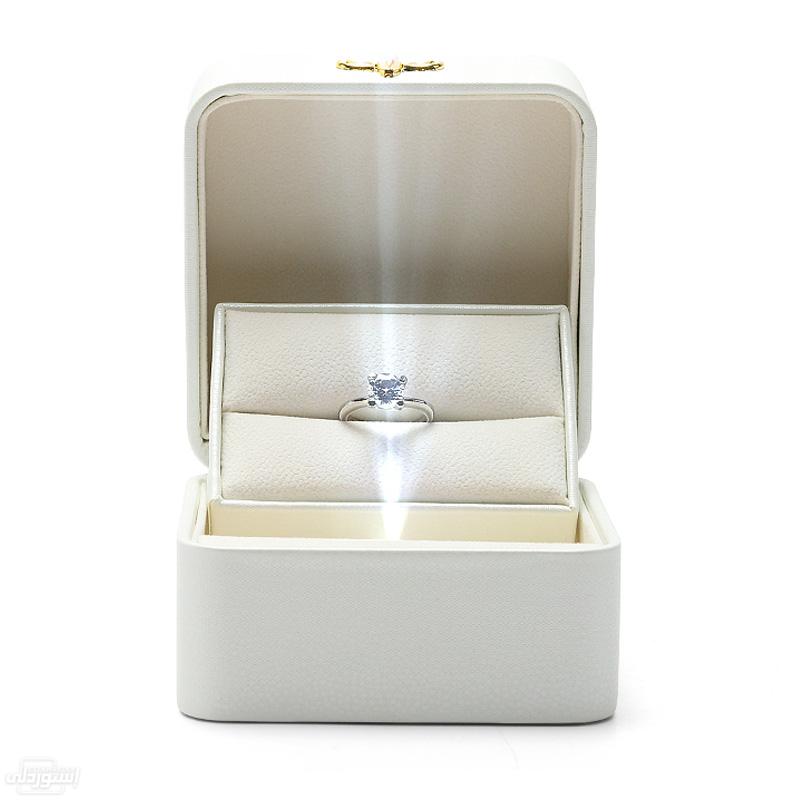 صندوق لحفظ المجوهرات مربع الشكل به ضوء بتصميمات حديثة بجودة عالية ذات لون ابيض 