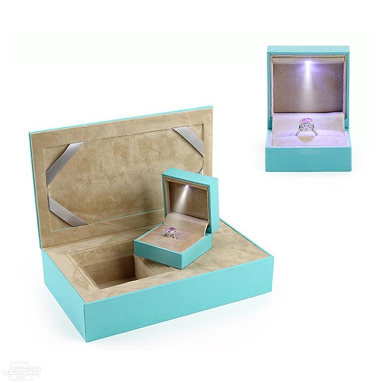 صندوق بلاستيكي مع غطاء ورقي لحفظ المجوهرات ذات تصميمات جذابة بجودة عالية بشكل شيك وأنيق ازرق اللون 