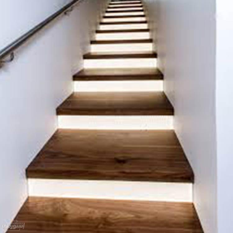 stairs-in-wood-with-led-light-under-each_main-0